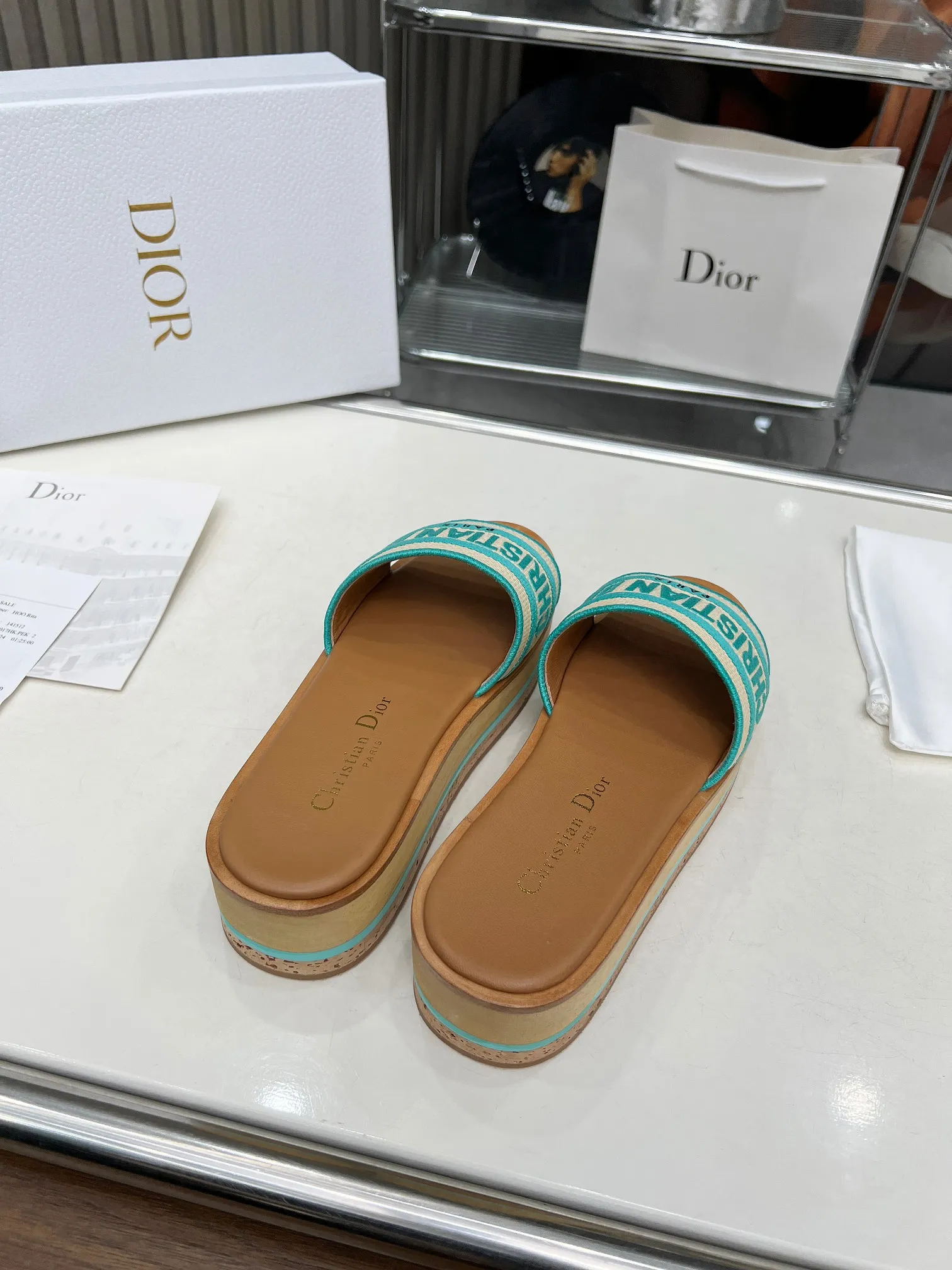 👟👟Ex-factory price 420👟👟 Dior's new spring and summer IVIETA DWAY jelly-colored flat-soled one-slip women's shoes with CD letter logo three-dimensional embroidery thick-soled round-toe open-toe slippers. The original version is developed to be the top version on the market. It feels soft and delicate on the feet and is extremely comfortable. Material: Upper imported raffia electric embroidery high-temperature water-soluble cotton technical fabric + water-dyed cowhide foot pad lining + original consistent combination outsole Outsole: original outsole Size: 35-42 (40.41.42 custom-made, non-refundable and non-exchangeable)